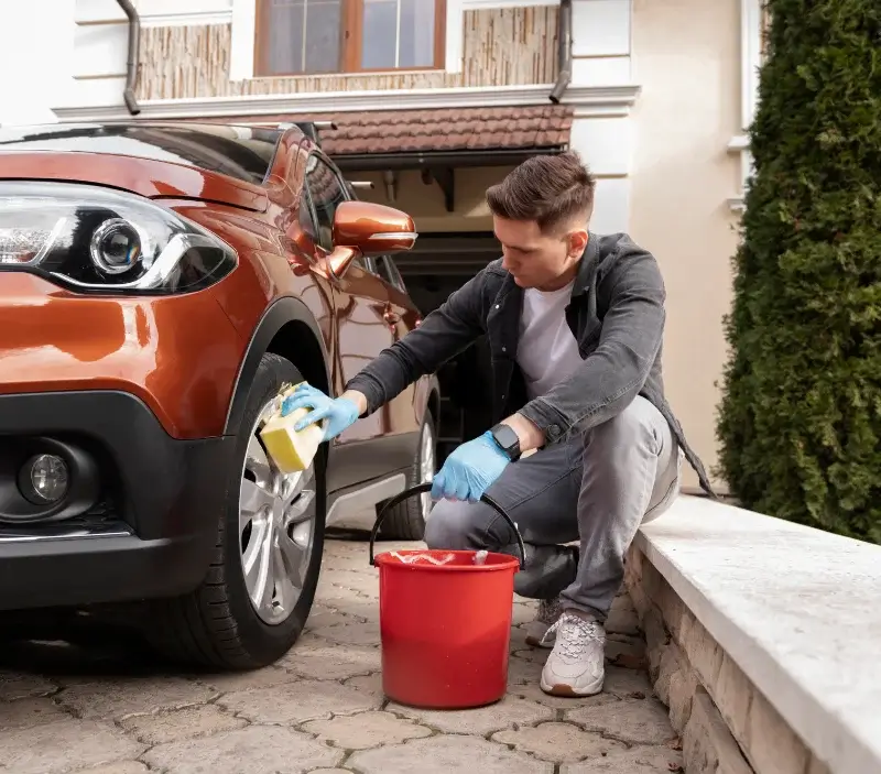 Lavage auto à domicile Ver-lès-Chartres : professionnel intervenant sur un véhicule